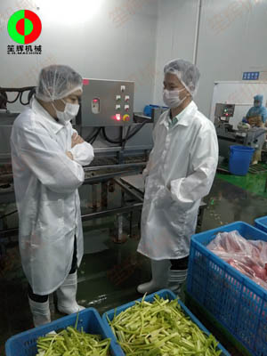 回訪考察客戶定制的蔬果加工生產(chǎn)線使用情況,研討客戶另一加工中心設備定制事誼