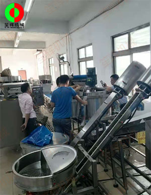 客戶現(xiàn)場測試排骨切丁、清洗、連續(xù)式脫水系統(tǒng)生產(chǎn)線！