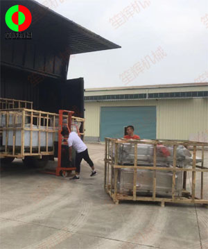 五一假期前多臺洗菜機設備裝車發貨！