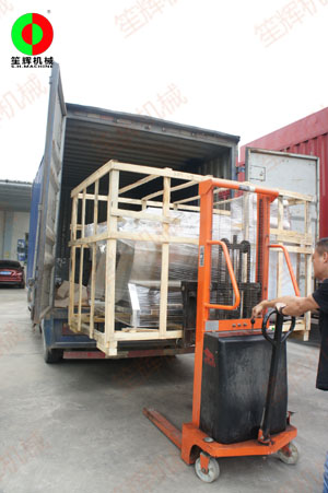 多功能洗菜機(jī)現(xiàn)機(jī)裝車(chē)發(fā)貨，交付客戶！