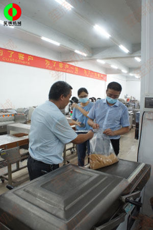 東莞客戶一行考察我司生產(chǎn)工廠，測(cè)試購買真空包裝機(jī)！